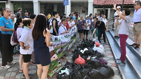Thanking volunteers for keeping Singapore clean
